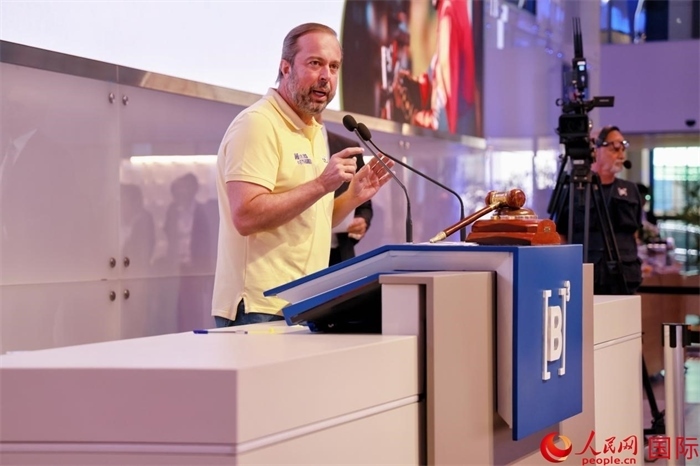 巴西礦產(chǎn)和能源部部長(zhǎng)亞歷山大·西爾維拉發(fā)表致辭。人民網(wǎng)記者 宋亦然攝