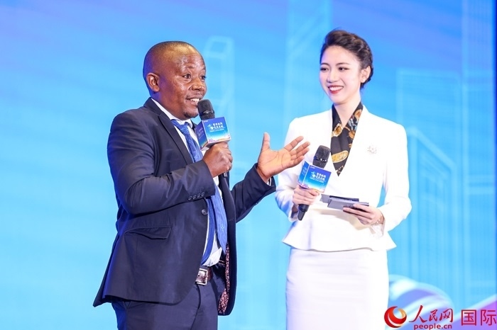 來自烏干達坎帕拉—恩德培機場高速公路項目的赫爾曼（左）被評為中國交建共建“一帶一路”最美外籍建設者之一。人民網記者 趙益普攝