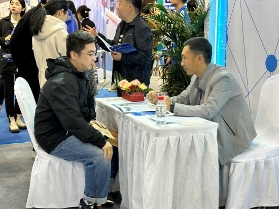 沈陽招聘會現(xiàn)場。人民網(wǎng)記者 尹柏寒?dāng)z