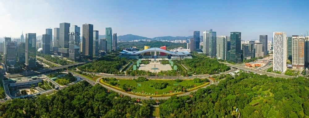 這是在廣東省深圳市拍攝的深圳市民中心和蓮花山公園一線（2020年10月2日攝，無人機照片）。新華社記者 梁旭 攝