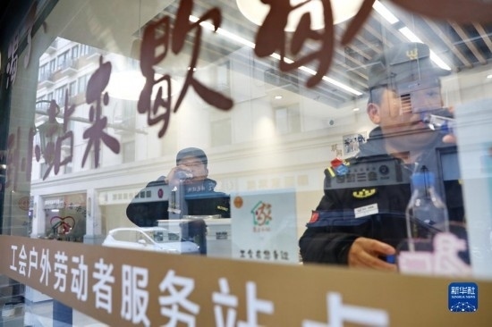 12月16日，戶外工作者在浙江省嘉興市南湖區(qū)丁家橋社區(qū)個性化“惠工小站”休息。