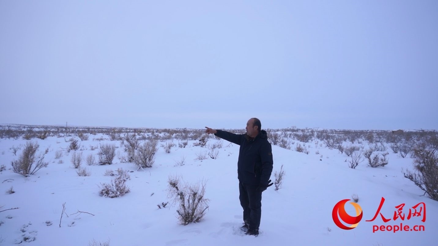 馬曉華向采訪團(tuán)介紹林場(chǎng)情況。人民網(wǎng) 周靜圓攝