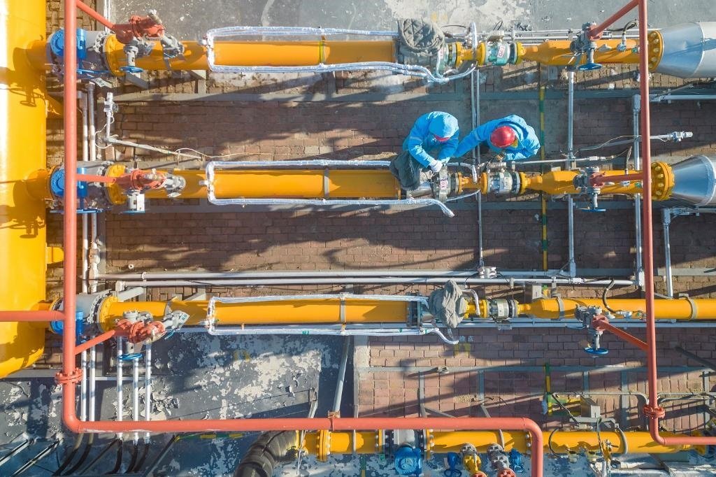 12月17日，黑龍江省哈爾濱市中慶燃氣有限責任公司成高子門站的工作人員在進行設備巡檢，保障燃氣供應（無人機照片）。 新華社記者 張濤 攝