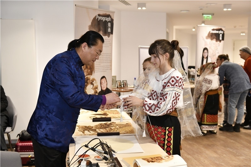 圖為羅馬尼亞小學(xué)生在現(xiàn)場體驗烙畫。 布加勒斯特中國文化中心供圖