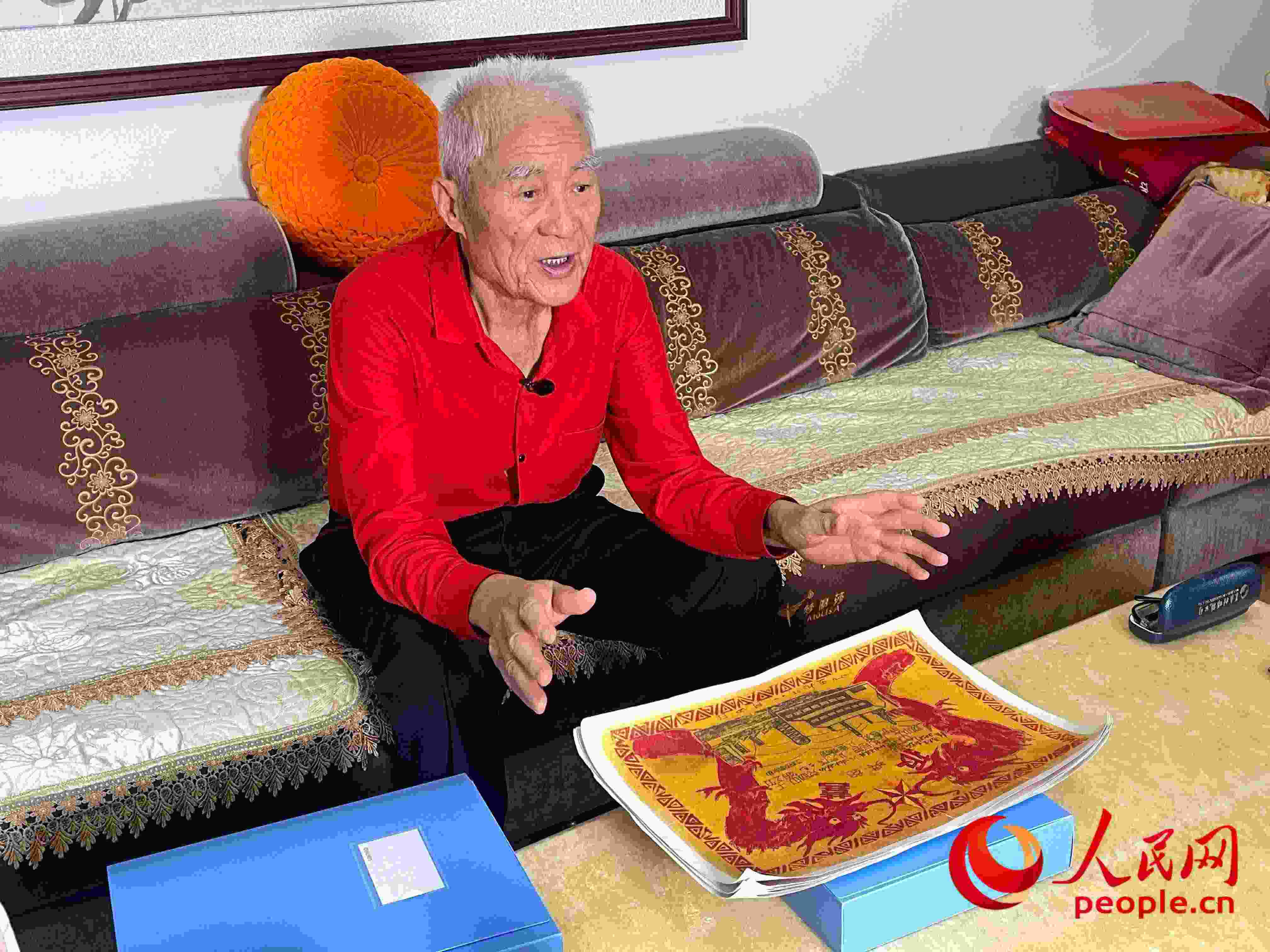 馬太生向采訪團(tuán)講述自己獲得獎狀的經(jīng)歷。人民網(wǎng) 周靜圓攝