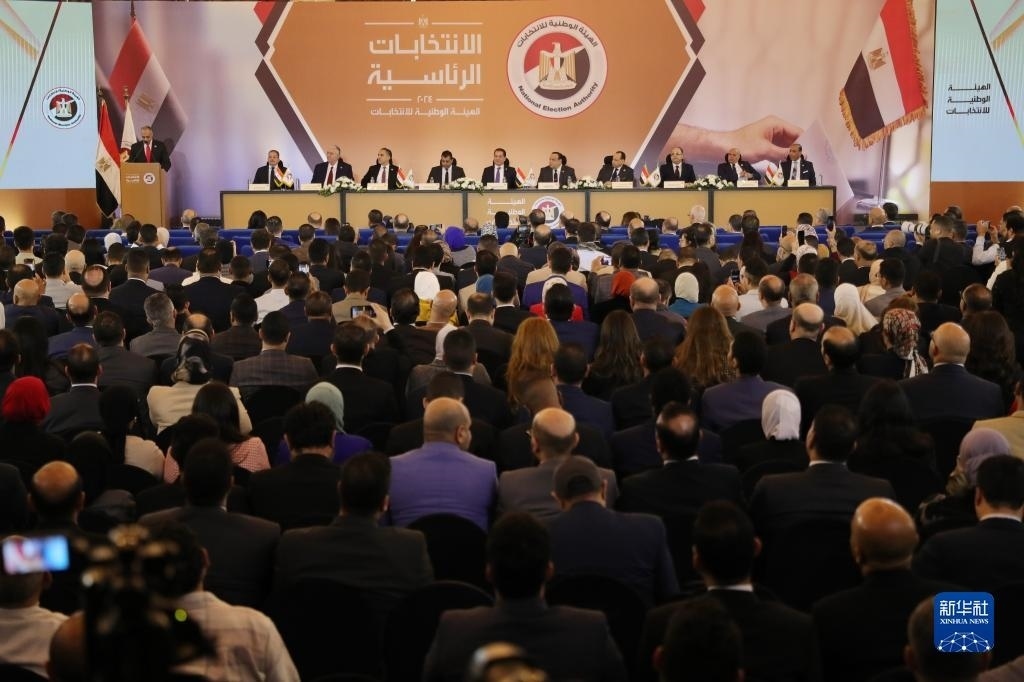 這是12月18日在埃及首都開羅拍攝的埃及全國選舉委員會新聞發(fā)布會現(xiàn)場。新華社發(fā)（艾哈邁德·戈馬攝）
