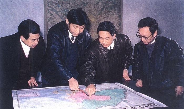 1991年12月，習近平與同事討論福州市戰(zhàn)略規(guī)劃設想。