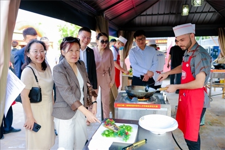 嘉賓現(xiàn)場觀摩。阿聯(lián)酋上?？偵虝咄l(xiāng)會供圖