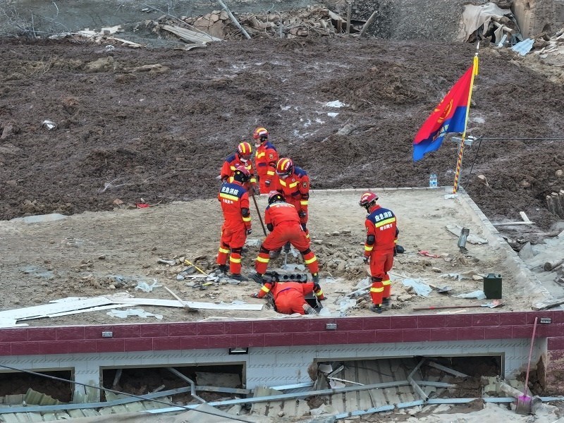 救援人員在現場。賀勇攝。