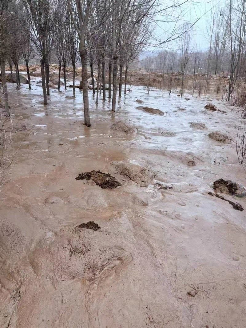 次生災害襲擊過的村落。喬棟攝。