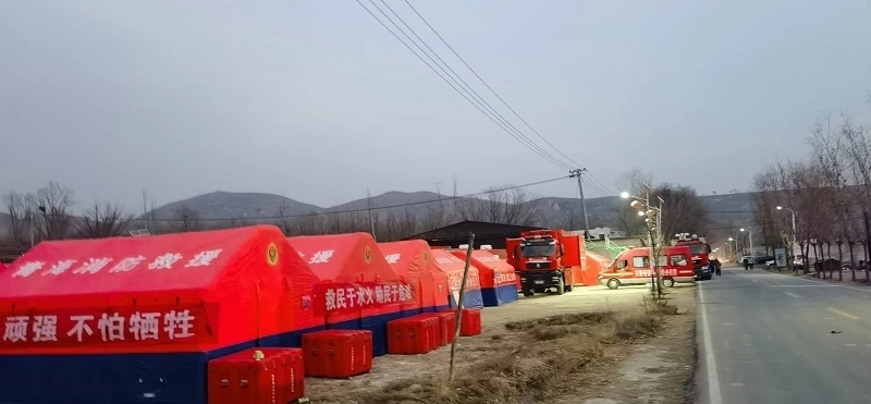 救災隊員現場扎起了帳篷。王梅攝。