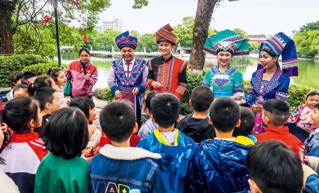 2023年4月25日，廣西桂林，“網(wǎng)絡(luò)法治宣傳一條街”在榕湖景區(qū)古南門(mén)“開(kāi)街”，身穿民族服裝的工作人員演唱山歌向青少年普及網(wǎng)絡(luò)法治知識(shí)。