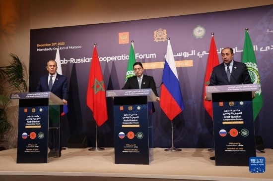 12月20日，在摩洛哥南部城市馬拉喀什舉行的第六屆阿拉伯-俄羅斯合作論壇主議程結(jié)束后，俄羅斯外交部長拉夫羅夫、摩洛哥外交大臣布里達、阿拉伯國家聯(lián)盟（阿盟）副秘書長胡薩姆·扎基（從左至右）出席記者會。新華社記者霍晶攝