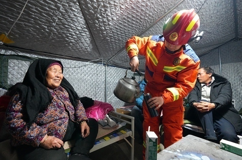 村民龔尕芳與消防員交流。賀勇攝。