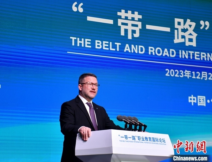 圖為活動(dòng)現(xiàn)場(chǎng)歐洲議會(huì)交通旅游委員會(huì)副主席烏伊海依·伊什特萬(wàn)致辭。 中新社記者 韓冰 攝