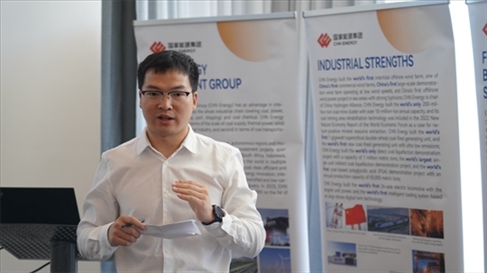 龍?jiān)垂敬戆l(fā)言致辭。 人民網(wǎng) 張茜攝