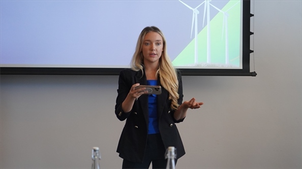 南非駐亞洲和金磚國家無任所大使蘇克拉爾代表吉娜·布朗發(fā)言。 人民網(wǎng) 張茜攝