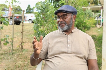 2023年12月18日，瓦努阿圖共和國總理夏洛特·薩爾維在瓦努阿圖公路項目二期馬勒庫拉段的移交儀式現(xiàn)場接受人民網(wǎng)采訪。人民網(wǎng) 賀吉攝