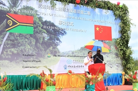 2023年12月18日，中國駐瓦努阿圖大使李名剛在瓦努阿圖公路項目二期馬勒庫拉段的移交儀式上發(fā)表致辭。人民網(wǎng) 賀吉攝