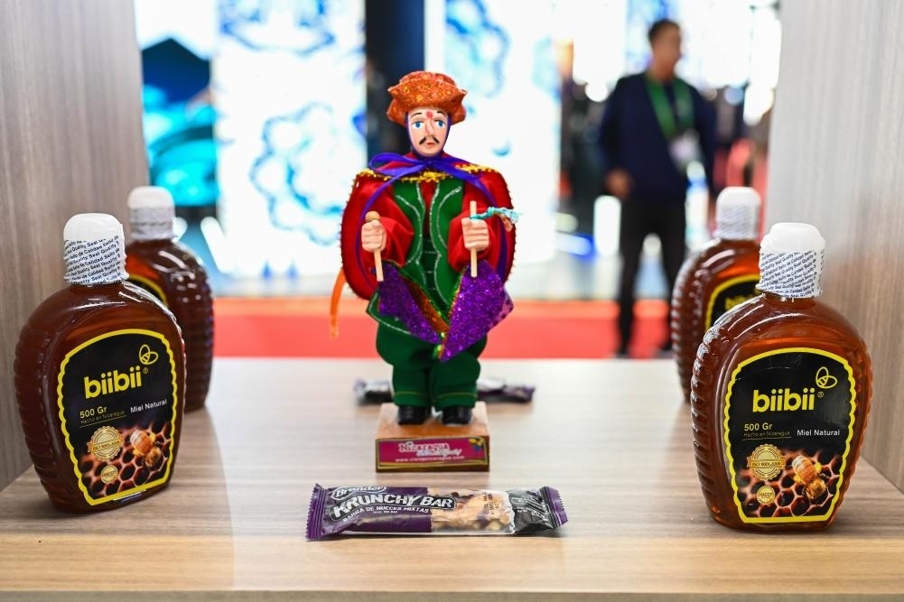 2023年11月8日在第六屆進(jìn)博會(huì)上拍攝的尼加拉瓜蜂蜜產(chǎn)品。