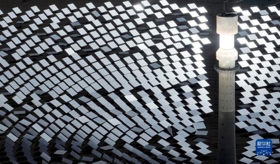 這是2023年6月11日在青海省海西蒙古族藏族自治州格爾木市拍攝的一座光熱電站（無人機照片）。 新華社記者 張宏祥 攝