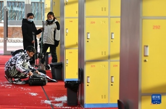 12月21日，游客在滑雪服務大廳整理滑雪裝備。