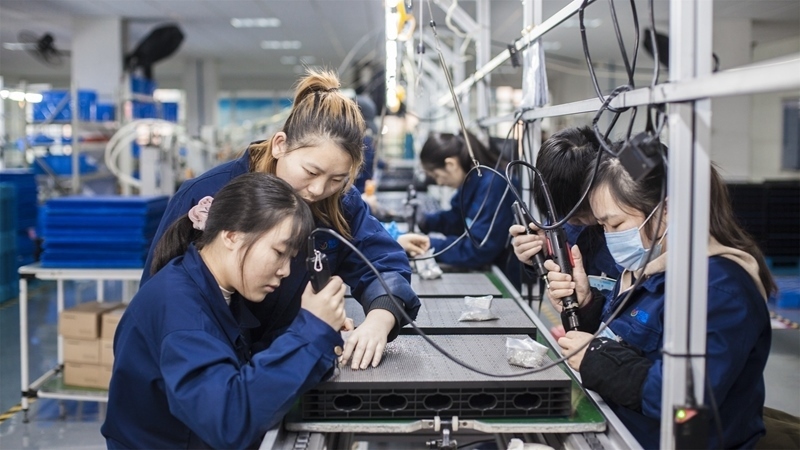 在新亞勝光電的產(chǎn)品線上，工人正進(jìn)行產(chǎn)品組建和安裝布線。受訪者供圖