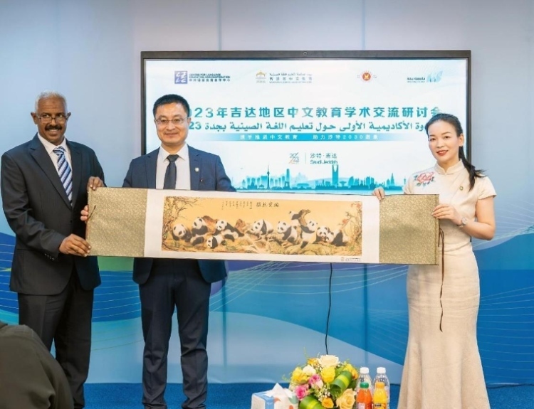 主辦方向與會(huì)代表贈(zèng)送書(shū)畫(huà)作品。主辦方供圖