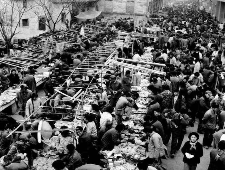 1982年，義烏湖清門馬路市場(chǎng)場(chǎng)景。拍友 金福根 攝