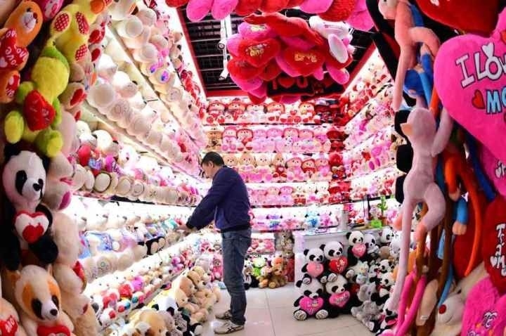 商戶在店鋪內(nèi)整理毛絨玩具。共享聯(lián)盟·義烏 呂斌 攝
