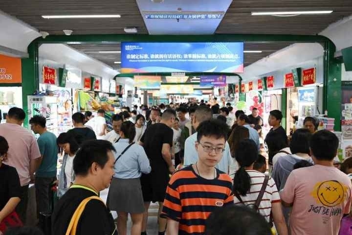 國(guó)慶長(zhǎng)假期間，“世界超市”摩肩接踵。共享聯(lián)盟·義烏 吳峰宇 攝