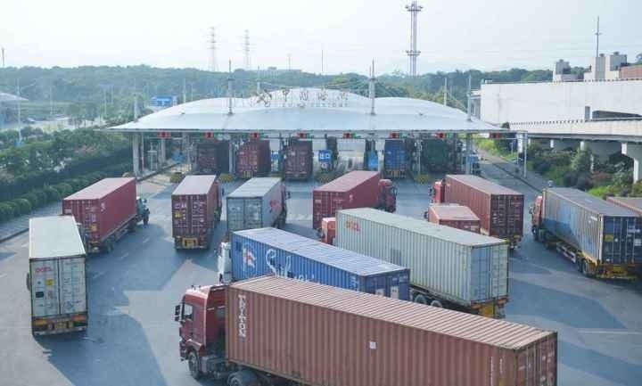 義烏海關(guān)排隊(duì)等待出關(guān)的車輛。共享聯(lián)盟·義烏 吳峰宇 攝