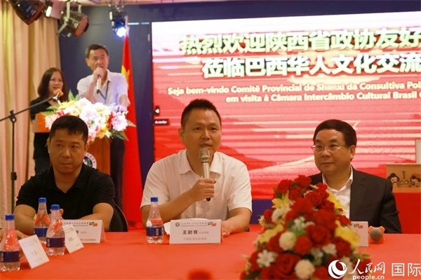 中國駐里約熱內(nèi)盧代總領(lǐng)事王尉育（中）在座談會中致辭。人民網(wǎng)記者 陳海琪攝