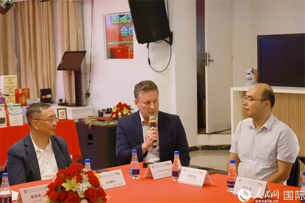 巴西中國友好協(xié)會主席恩里克·諾布雷加（中）在座談會中發(fā)言。人民網(wǎng)記者 陳海琪攝