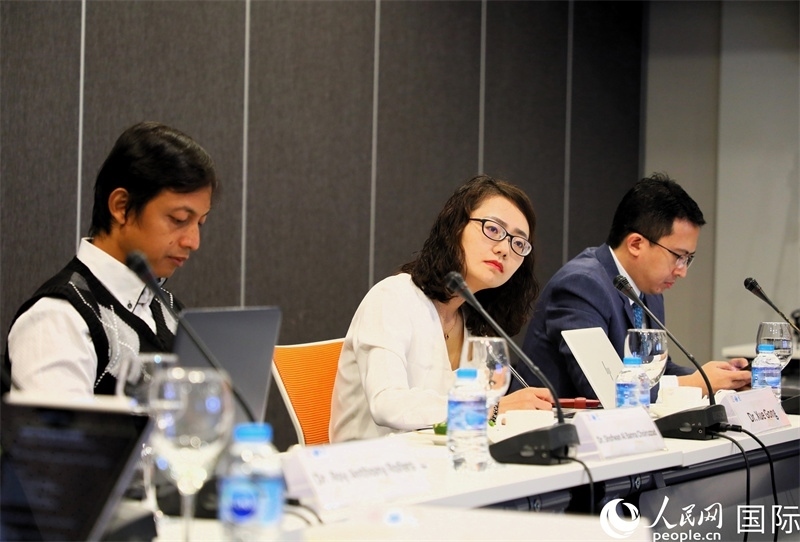 學(xué)者們專注聆聽會(huì)議內(nèi)容。人民網(wǎng)記者 白元琪攝