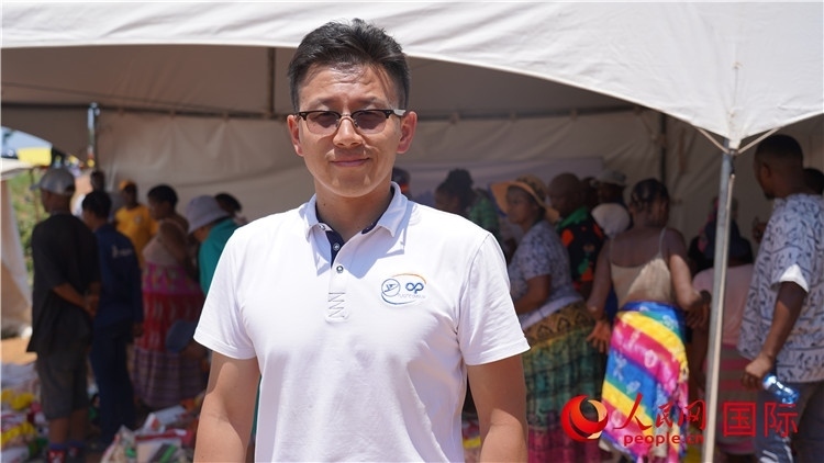 延鋒彼歐南非公司總經(jīng)理張?chǎng)伟l(fā)言致辭。人民網(wǎng) 張茜攝