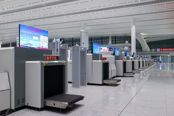 進(jìn)站大廳整齊擺放的安檢儀。
