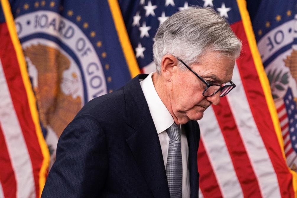 11月1日，美國聯(lián)邦儲備委員會主席鮑威爾在華盛頓出席記者會。新華社發(fā)（亞倫攝）