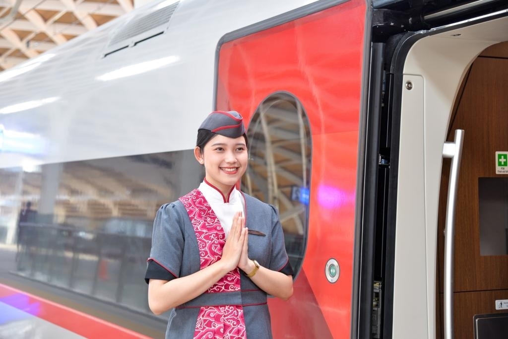 12月12日，乘務(wù)人員在印度尼西亞雅加達(dá)的哈利姆車站站臺歡迎乘坐雅萬高鐵的乘客。新華社記者徐欽攝