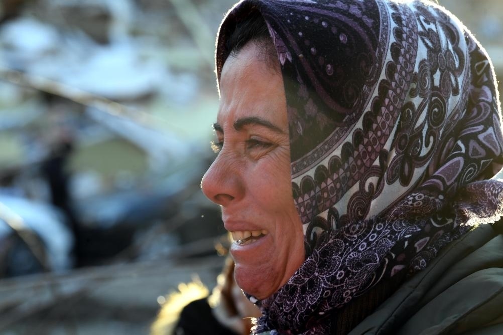 2月8日，在土耳其哈塔伊的一處地震廢墟，當(dāng)?shù)鼐用竦却H人的消息。新華社記者沙達(dá)提攝