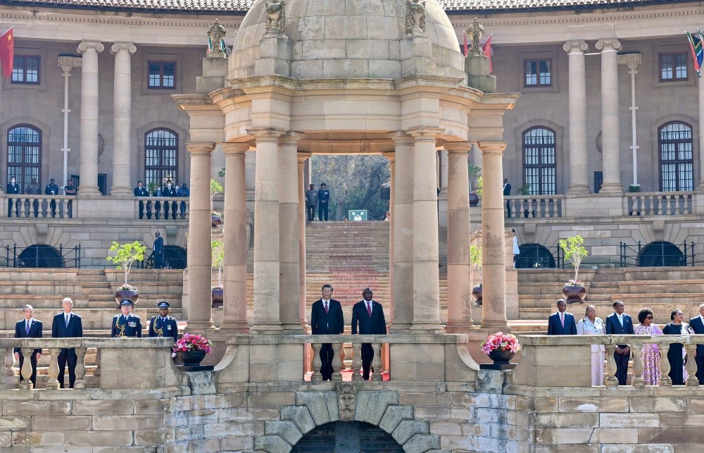 當?shù)貢r間8月22日上午，正在南非進行國事訪問的國家主席習近平在比勒陀利亞總統(tǒng)府同南非總統(tǒng)拉馬福薩會談。會談前，拉馬福薩在總統(tǒng)府廣場為習近平舉行歡迎儀式。新華社記者 殷博古 攝