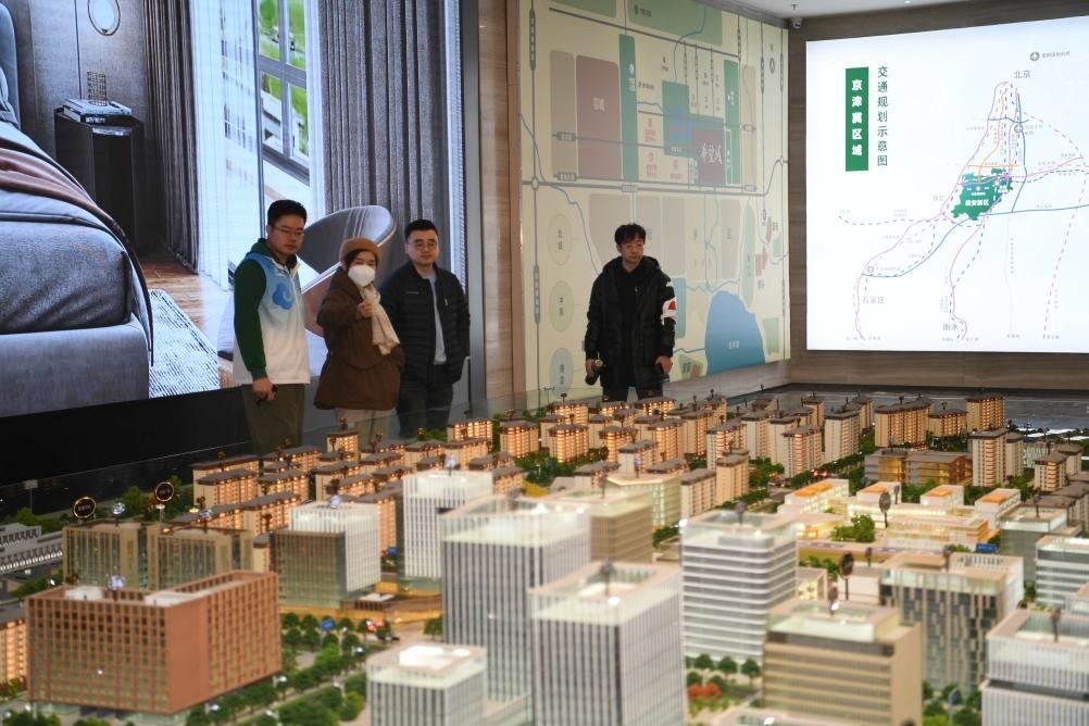 購房者在河北雄安新區(qū)某項目售樓部查看沙盤（2月25日攝）。新華社記者 朱旭東 攝