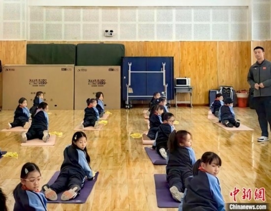 逸陽文思學(xué)校學(xué)生正在進(jìn)行運(yùn)動(dòng)恢復(fù)矯正訓(xùn)練。<a target='_blank' href='/' ><p align=