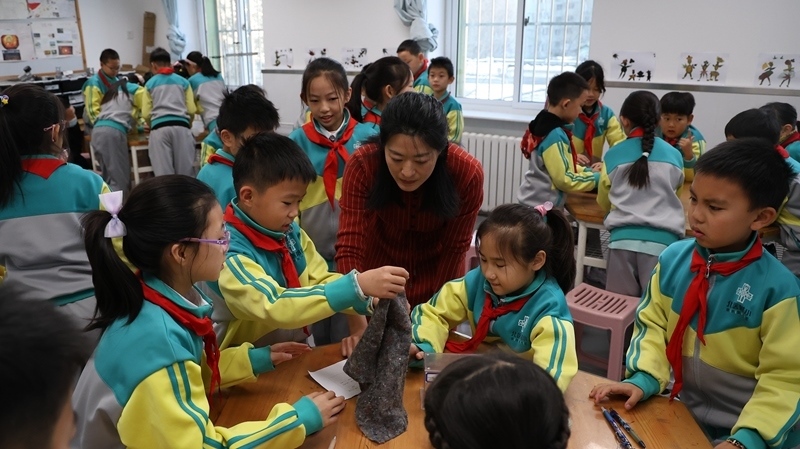 科學(xué)老師教同學(xué)制作消聲裝置。校方供圖