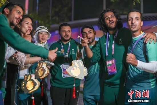 資料圖：9月29日，中國(guó)傳統(tǒng)節(jié)日中秋節(jié)，杭州亞運(yùn)會(huì)運(yùn)動(dòng)員村舉辦中秋主題活動(dòng)，中外運(yùn)動(dòng)員們歡聚一堂。圖為沙特阿拉伯運(yùn)動(dòng)員手持燈籠拍攝照片。<a target='_blank' href='/'><p align=