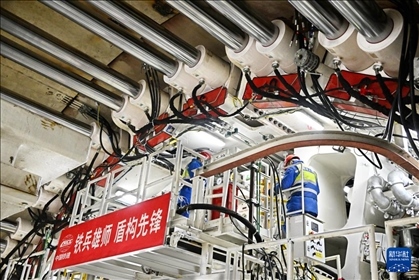 12月30日，中鐵十四局技術(shù)人員在盾構(gòu)掘進(jìn)開始前檢查“海天號(hào)”盾構(gòu)機(jī)。新華社記者 李紫恒 攝