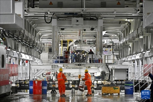 12月30日，建設(shè)者在青島膠州灣第二隧道工程南線主線隧道盾構(gòu)掘進(jìn)現(xiàn)場(chǎng)作業(yè)。新華社記者 李紫恒 攝