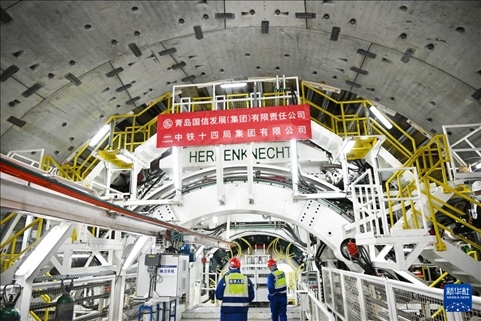 12月30日，中鐵十四局技術(shù)人員在盾構(gòu)掘進(jìn)開始前檢查“海天號(hào)”盾構(gòu)機(jī)。新華社記者 李紫恒 攝