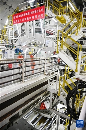 12月30日，建設(shè)者在青島膠州灣第二隧道工程南線主線隧道盾構(gòu)掘進(jìn)現(xiàn)場(chǎng)作業(yè)。新華社記者 李紫恒 攝