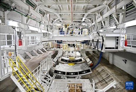 12月30日，建設(shè)者在青島膠州灣第二隧道工程南線主線隧道盾構(gòu)掘進(jìn)現(xiàn)場(chǎng)作業(yè)。新華社記者 李紫恒 攝